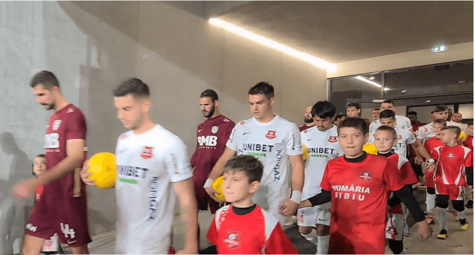 Jucătorii echipei Hermannstadt au oferit mingi cu logo-ul Alexandrion Group celor din tribune, în cadrul acțiunii “Mingi pentru suporteri”