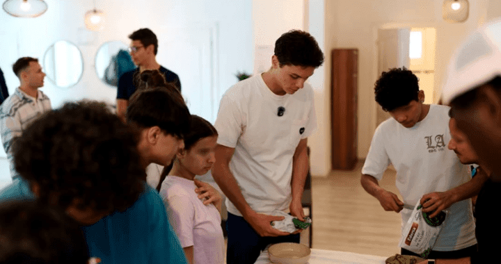 Campionul David Popovici se zbate să strângă 50.000 de euro pentru 12 copii mai puțin norocoși