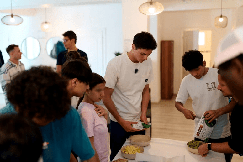 Campionul David Popovici se zbate să strângă 50.000 de euro pentru 12 copii mai puțin norocoși